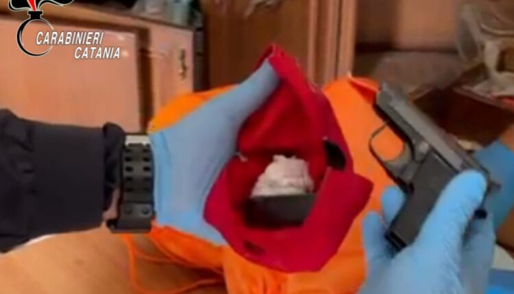 Catania, arrestato 48enne con arsenale di armi clandestine