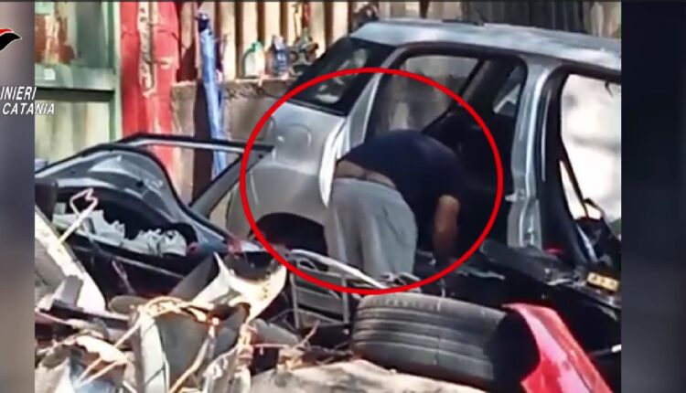 Aci Sant’Antonio: scoperta centrale del riciclaggio auto in un fondo agricolo. Arrestato 33enne, denunciato l’anziano proprietario