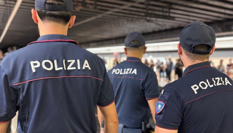 Poliziotto fuori servizio sventa rapina in metro a Roma: arrestata coppia di borseggiatori