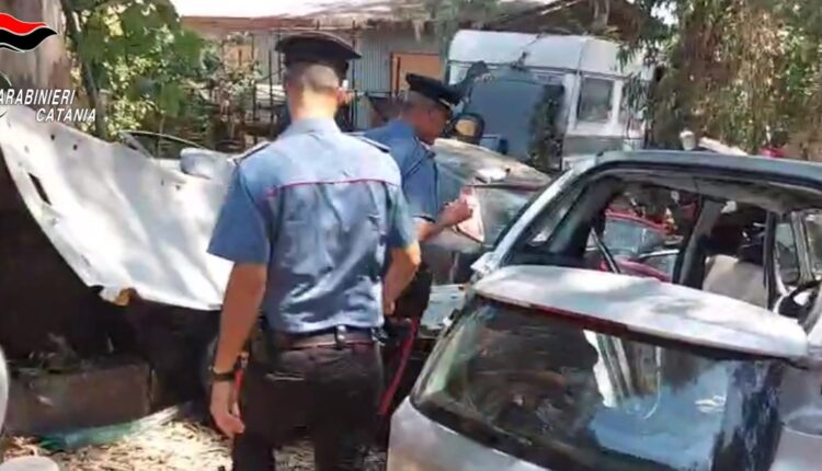 Aci Sant’Antonio: scoperta centrale del riciclaggio auto in un fondo agricolo. Arrestato 33enne, denunciato l’anziano proprietario