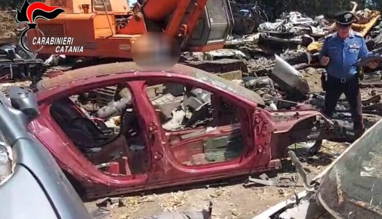 Aci Sant’Antonio: scoperta centrale del riciclaggio auto in un fondo agricolo. Arrestato 33enne, denunciato l’anziano proprietario