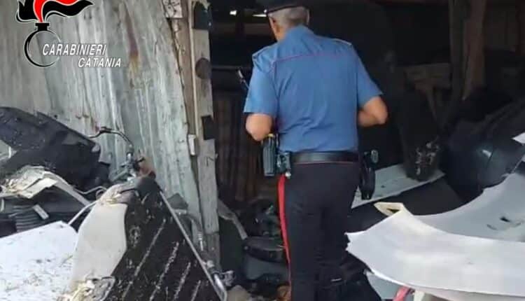 Aci Sant’Antonio: scoperta centrale del riciclaggio auto in un fondo agricolo. Arrestato 33enne, denunciato l’anziano proprietario