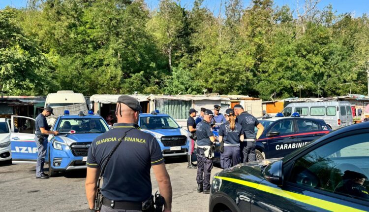 Roma, blitz interforze nel campo nomadi di via Candoni: scoperta stock house di refurtiva griffata