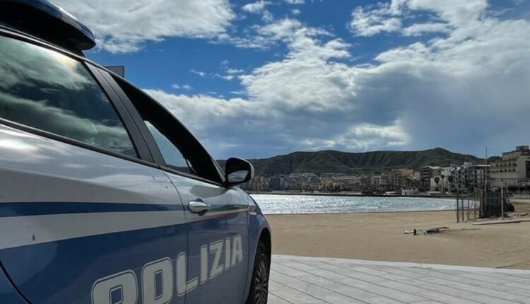 Crotone, arrestato per maltrattamenti in famiglia: violenze alla moglie per oltre 25 anni