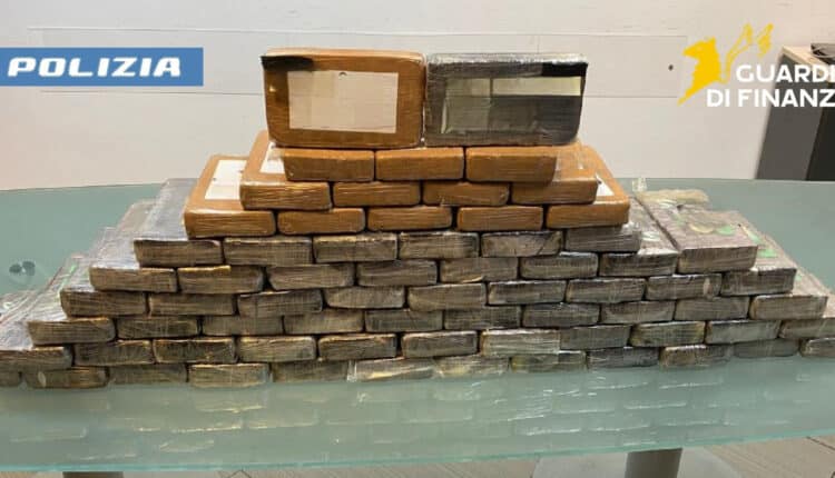 Melito di Napoli: arrestato 25enne con 80 kg di cocaina dopo inseguimento ad alta velocità