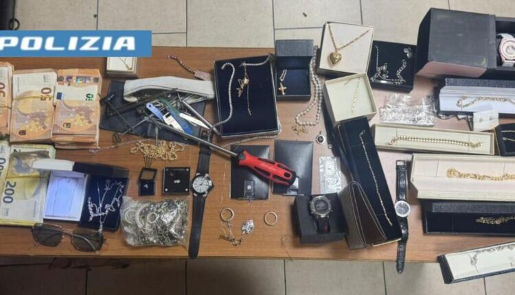 Napoli, arrestati tre individui per furto in appartamento: trovati gioielli, orologi e 43.600 euro
