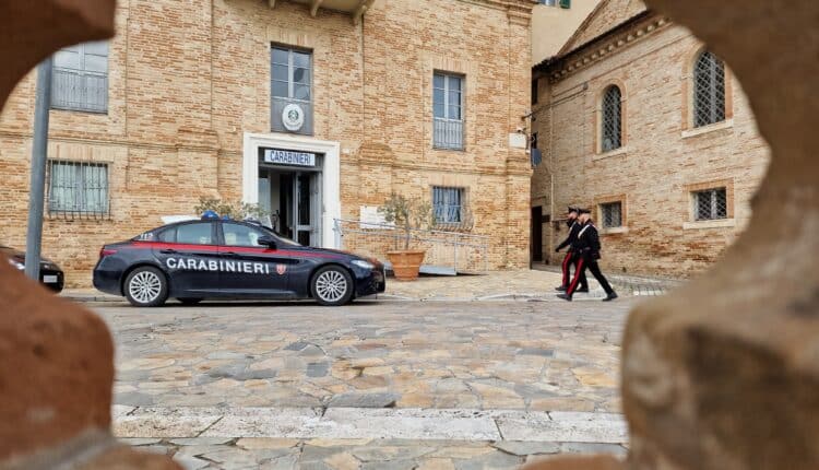 Ancona, 2 minorenni arrestati per rapina e tentato furto con coltello