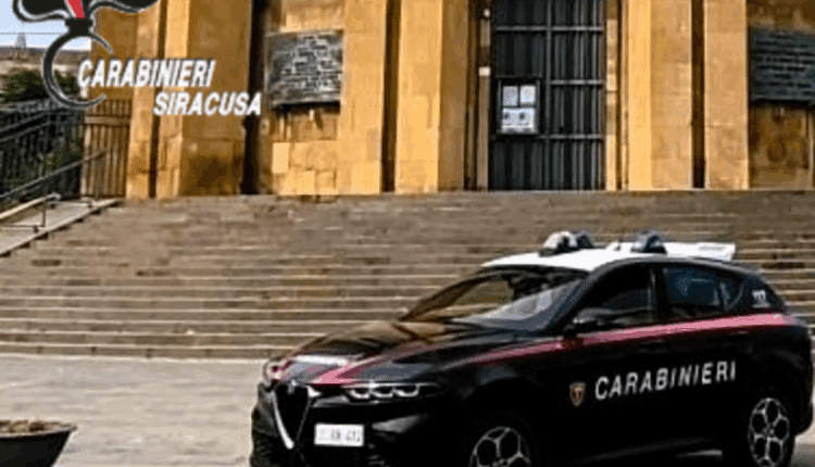 Siracusa, distrugge gli arredi sacri all’interno del Pantheon e ferisce una donna: arrestato 36enne