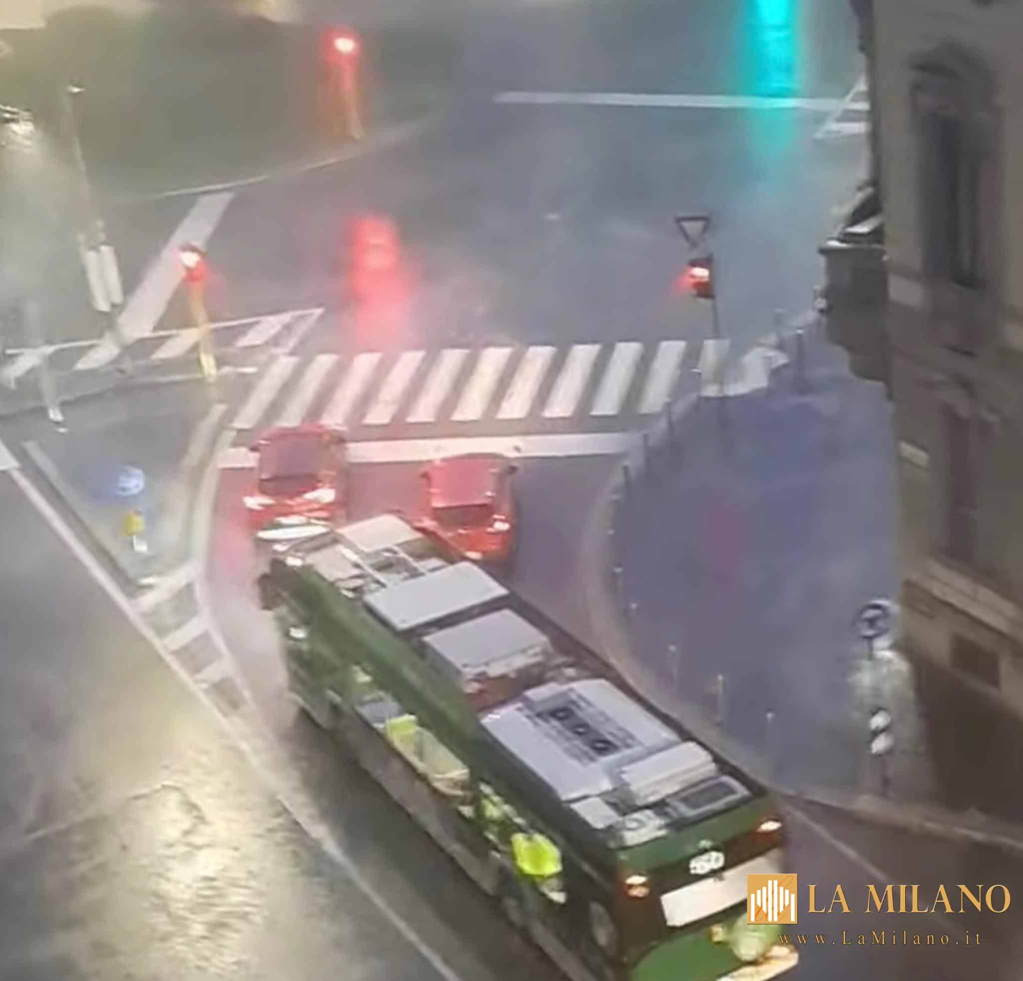 Violento temporale su Milano: lampi, vento e grandine colpiscono la città la sera del 1° agosto