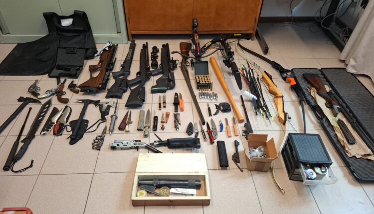 Fermo, minaccia una folla con un fucile: 38enne arrestato con un arsenale in casa