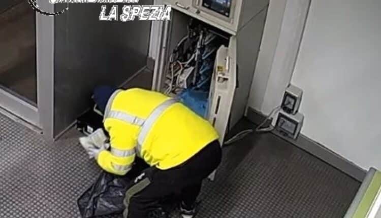 Rapina di San Silvestro all’ufficio postale di Vezzano Ligure: arrestati 2 individui