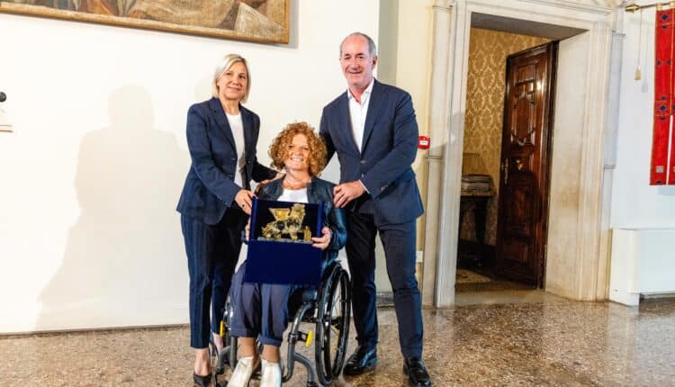 Zaia consegna il Leone di Vetro a Francesca Porcellato: “Orgoglio del Veneto e dell’Italia”