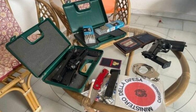 Palermo, 60enne arrestato per detenzione di materiale pedopornografico: sequestrati anche falsi distintivi da poliziotto