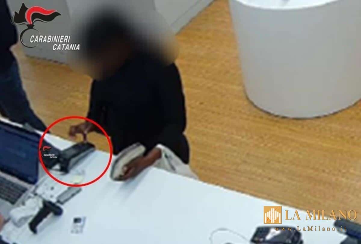 Catania: 32enne denunciata per ricettazione e uso indebito di carta di credito