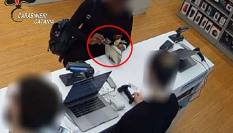 Catania: 32enne denunciata per ricettazione e uso indebito di carta di credito