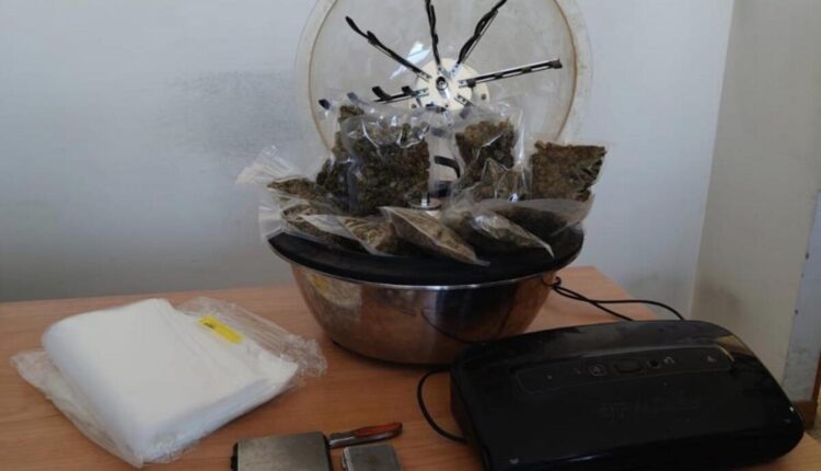 Brindisi: padre e due figli arrestati per spaccio, sequestrati oltre 500 grammi di marijuana