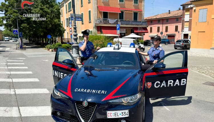 Galliera, entra in un negozio con cesoie da giardino e aggredisce i Carabinieri: arrestato 28enne