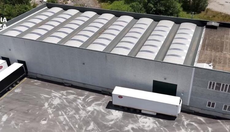 Ancona, scoperta fabbrica clandestina di sigarette in un bunker sotterraneo: sequestro record da 300 tonnellate