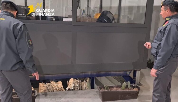 Ancona, scoperta fabbrica clandestina di sigarette in un bunker sotterraneo: sequestro record da 300 tonnellate