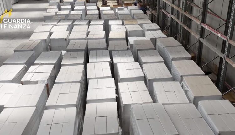 Ancona, scoperta fabbrica clandestina di sigarette in un bunker sotterraneo: sequestro record da 300 tonnellate