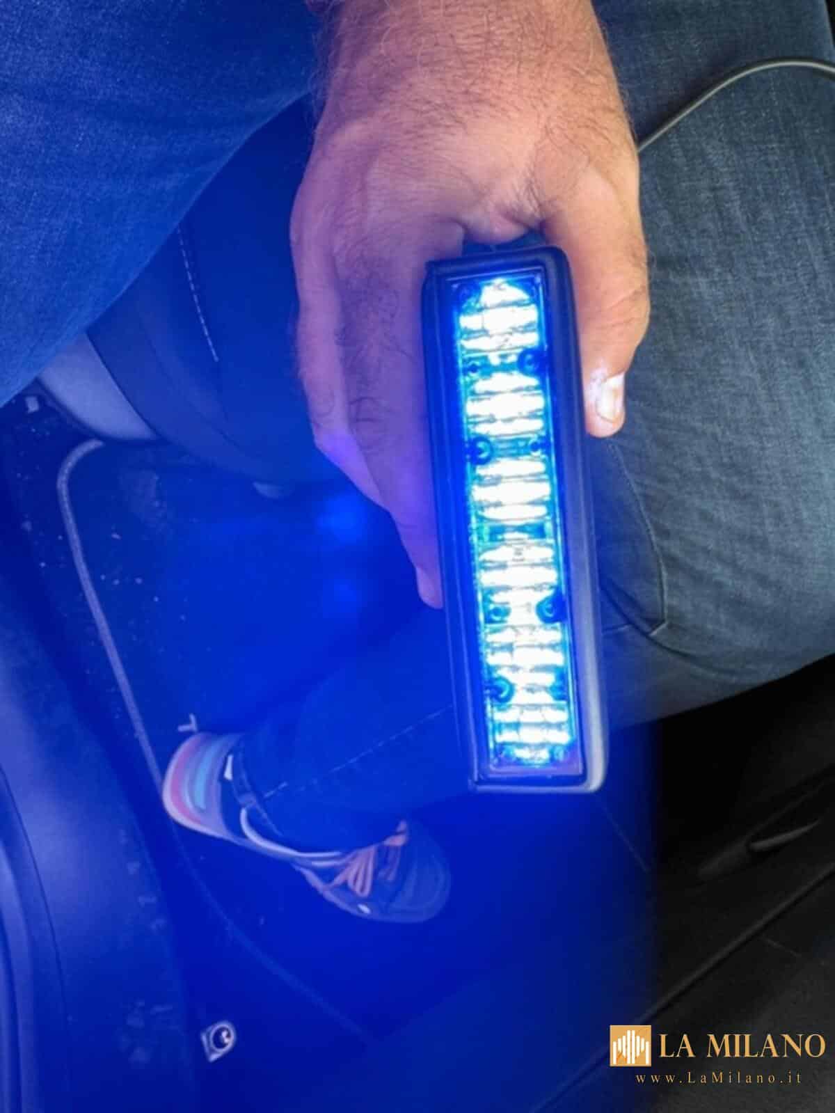 La Polizia di Stato ha arrestato in provincia di Palermo un sessantenne per detenzione di materiale pedopornografico. Sequestrati anche falsi distintivi e strumenti idonei a simulare funzioni di polizia. Il Centro Operativo per la Sicurezza Cibernetica della Sicilia Occidentale, dopo una serie di accertamenti investigativi, ha eseguito una perquisizione personale, locale ed informatica, disposta dalla Procura della Repubblica di Palermo. A seguito dell’operazione, l’uomo è stato arrestato per la detenzione di un ingente quantitativo di materiale pedopornografico. Durante le perquisizioni sono stati rinvenuti e sequestrati hard disk, pen drive e smartphone, contenenti circa 1.200 file pedopornografici, in larga parte raffiguranti minori infraquattordicenni. Il sessantenne, portatore di handicap in situazione di gravità, è stato inoltre trovato in possesso di una pistola a salve Beretta 92 FS priva di tappo rosso, con 2 caricatori e numerose cartucce a salve, oltre a oggetti e segni distintivi falsi da polizia: distintivi di qualifica, manette, paletta e lampeggiante. Tutto il materiale è stato sequestrato e l’uomo deferito anche per possesso di segni distintivi contraffatti. Il G.I.P. del Tribunale di Palermo ha convalidato l’arresto e disposto nei confronti dell’indagato la misura cautelare degli arresti domiciliari.