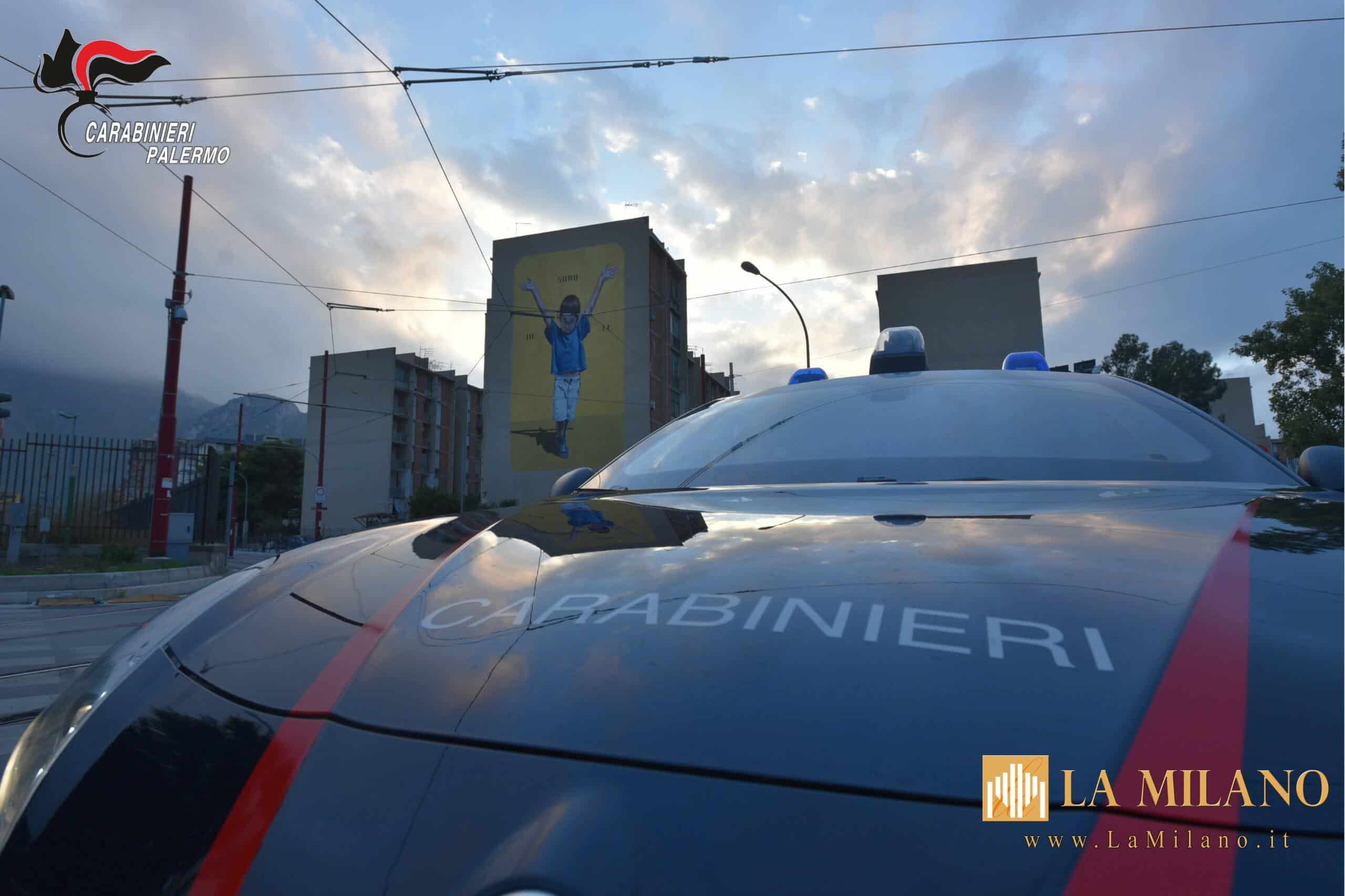 I Carabinieri del Comando Provinciale di Palermo, nell'ambito delle attività di contrasto al traffico di sostanze stupefacenti, hanno arrestato un ragazzo di 17 anni e un uomo di 37 anni, entrambi noti alle forze di polizia, accusati di detenzione ai fini di spaccio di sostanze stupefacenti. In via Alberto Braglia, i militari della Stazione San Filippo Neri hanno notato il giovane indagato vicino ad alcuni ragazzi, intento a cedere un involucro argentato; i giovani, alla vista dei militari, si sono immediatamente allontanati facendo perdere le loro tracce. Il 17enne è stato fermato dai Carabinieri che, dopo un controllo, hanno rinvenuto 240 euro nascosti negli slip, somma ritenuta provento dell’attività illecita. Nelle immediate vicinanze e nella disponibilità del giovane, i militari hanno recuperato 3 dosi di cocaina occultate in un contenitore magnetico agganciato a una porta metallica. Su disposizione della Procura della Repubblica presso il Tribunale per i Minorenni di Palermo, il 17enne è stato arrestato e condotto presso l’Istituto Penale per i Minorenni “Malaspina”. In via Marabitti, i Carabinieri del Nucleo Radiomobile hanno tratto in arresto il 37enne, già sottoposto agli arresti domiciliari con braccialetto elettronico, che nonostante la misura continuava a spacciare droga. L’equipaggio lo ha notato affacciato al balcone della sua abitazione mentre cedeva due involucri argentati a un altro soggetto. L’acquirente, subito controllato, è stato trovato in possesso di due dosi di cocaina e segnalato alla Prefettura quale assuntore di sostanze stupefacenti. Il Giudice per le Indagini Preliminari del Tribunale di Palermo ha convalidato l’arresto e confermato la misura degli arresti domiciliari. 👉 Tutta la sostanza stupefacente sequestrata è stata inviata al Laboratorio Analisi Sostanze Stupefacenti del Comando Provinciale di Palermo per le analisi qualitative e quantitative.