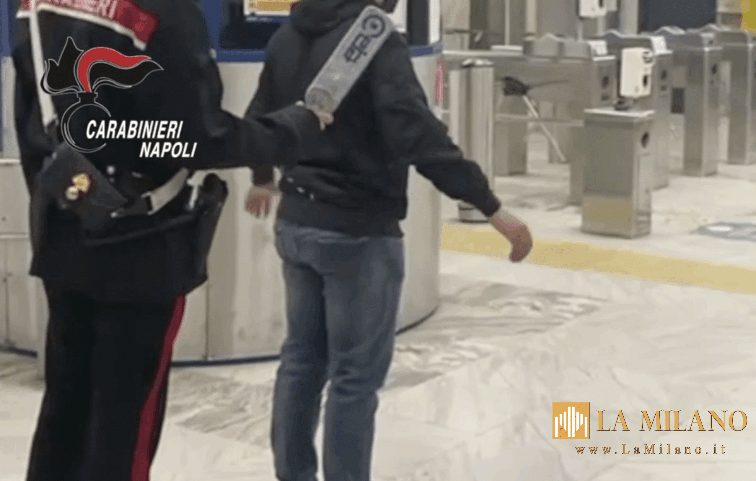 Nonostante l'estate volga al termine, la movida giovanile a Napoli e provincia non conoscerà battute d'arresto. Con l’avvicinarsi del periodo natalizio e i numerosi eventi già calendarizzati nei fine settimana, le strade e i luoghi della socialità cittadina – solo nel mese di agosto visitati da 1,5 milioni di turisti – si preannunciano sempre più affollati. Un contesto che, purtroppo, diventa spesso terreno fertile per episodi di devianza minorile, con adolescenti armati e pronti a trasformare la notte in teatro di violenza. Il fenomeno, in crescita, richiama l’attenzione costante dei Carabinieri del Comando Provinciale di Napoli, impegnati quotidianamente in una duplice azione: prevenzione e repressione. Prevenzione ed educazione Da un lato, proseguono le campagne di sensibilizzazione promosse dal Comando Legione Carabinieri, con incontri nelle scuole a partire dal nuovo anno scolastico. L’obiettivo è mettere in guardia i ragazzi dai rischi legati all’uso delle armi, ai comportamenti devianti e alla “falsa realtà” dei social network, ricordando che «non si torna indietro» una volta compiuti certi passi. Controlli nelle strade Dall’altro lato, resta alta l’attenzione operativa nelle principali aree di aggregazione giovanile. Le pattuglie, in uniforme e in borghese, effettuano controlli serrati ogni fine settimana, nei cosiddetti servizi straordinari anti-movida. Le zone più frequentate, come piazze del centro e stazioni della metropolitana, sono presidiate con l’ausilio di metal detector per intercettare armi e strumenti pericolosi. Episodi recenti Di recente, un minorenne è stato protagonista di un episodio in piazza Cavour: alle 1:20 i carabinieri hanno notato un 17enne in sella a uno scooter rubato, che ha tentato di fuggire a piedi. Il ragazzo, incensurato, ha opposto resistenza durante la colluttazione, causando la lesione di un dito a un militare (10 giorni di prognosi). Lo scooter è stato restituito al legittimo proprietario, mentre il giovane è stato affidato ai genitori dopo la denuncia. Risultati operativi Dall’inizio dell’anno: 132 armi da taglio sequestrate 314 armi improprie (tirapugni, mazze, nunchaku) 27 minorenni arrestati o denunciati per detenzione abusiva di armi Solo la compagnia Napoli centro da maggio ha denunciato 10 giovanissimi, di cui due minorenni; nove in possesso di coltelli e uno con pistola a matricola abrasa. Messaggio dei Carabinieri L’azione dei Carabinieri non si limita a contenere le emergenze, ma agisce anche sul piano educativo, sottraendo i giovanissimi dall’illusione della violenza come mezzo di affermazione sociale. La lotta alla devianza minorile continua, tra prevenzione e contrasto, perché Napoli e provincia possano vivere la movida e i grandi eventi dei prossimi mesi in sicurezza.