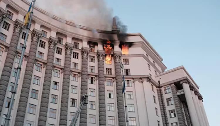 Attacco russo senza precedenti su Kiev: colpito il palazzo del Governo, 4 morti e decine di feriti. Meloni e Macron condannano Mosca