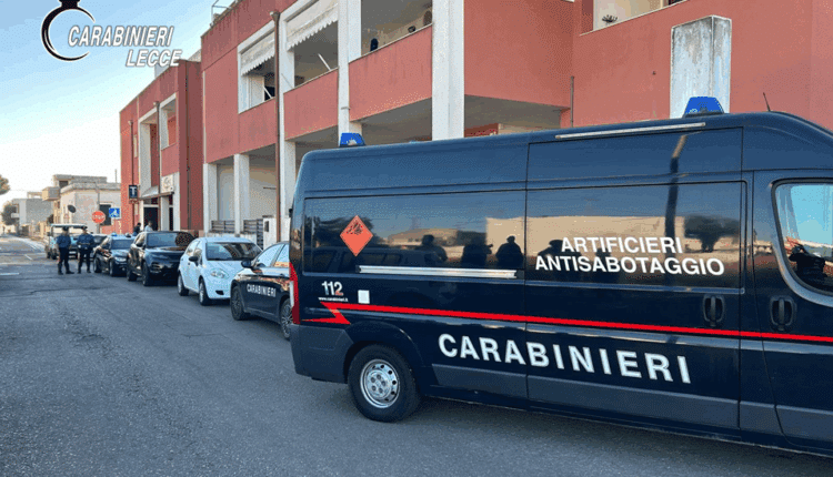 Blitz a Lecce: droga, auto rubate e ordigno artigianale sequestrati