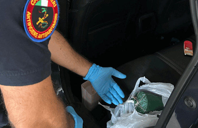 Blitz a Lecce: droga, auto rubate e ordigno artigianale sequestrati