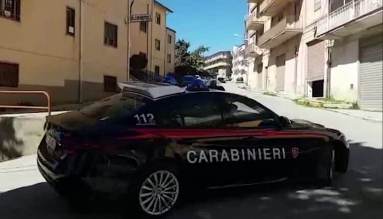 Caltanissetta, tenta di sfondare la porta di casa della moglie: arrestato 35enne per maltrattamenti