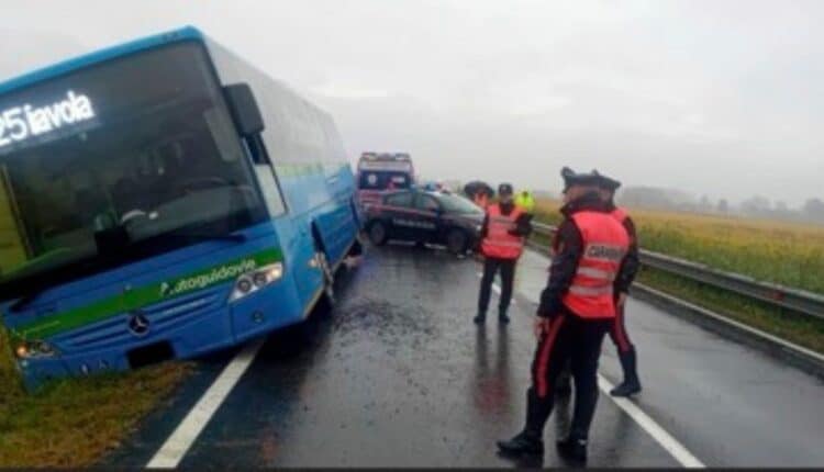 Cergnago: autobus esce di strada, nessun ferito