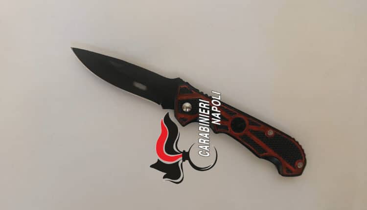 Napoli, 15enne al concerto con coltello a serramanico: denunciato dai Carabinieri a Piazza Plebiscito