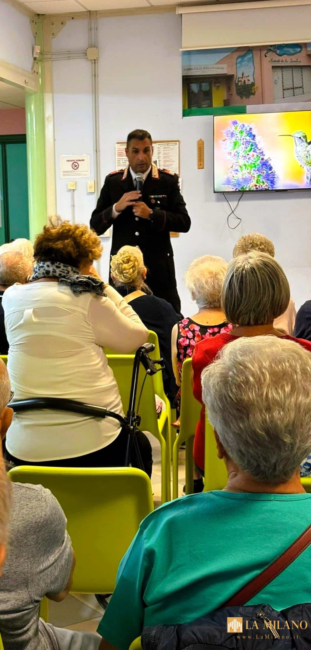 C’è chi crede di acquistare a prezzo stracciato un ricambio per la propria auto, chi paga con una ricarica Postepay quasi 2.000 euro per una bicicletta da corsa, chi si lascia convincere a comunicare via email le proprie coordinate bancarie con tanto di PIN, dopo aver ricevuto una mail che paventa il blocco immediato del conto. Questi e molti altri sono gli identikit delle persone (non solo anziani, anzi) che ogni giorno incappano nella rete dei truffatori via‑web. È più difficile invece tracciare l’identikit di questi criminali specializzati, che gettano l’amo in maniera seriale e massiva su siti di e‑commerce o di vendita di oggetti usati, oppure attraverso email fraudolente, attendendo che qualcuno abbocchi e avvalendosi dell’anonimato offerto dalla rete. Nella sola ultima settimana i Carabinieri del Comando Provinciale di Ancona ne hanno identificati e denunciati 7, ritenuti autori di altrettante truffe informatiche. Non elevatissimi gli importi frodati (complessivamente, circa 13.000 euro), ma, vista la diffusione del fenomeno a livello globale, è facile immaginare il volume complessivo che tali affari criminali sviluppano. Nessun territorio è immune: Ancona città, Fabriano, Ostra, Senigallia, Corinaldo sono i luoghi virtualmente visitati dai truffatori nei casi citati. Le vittime, spesso persone tra i 20 e i 50 anni, paradossalmente dimestiche con gli strumenti informatici ma poco cauti nel loro uso, cadono nelle trappole nonostante gli appelli e le campagne di sensibilizzazione dell’Arma. Ad Ancona, ad esempio, ieri sera presso il Circolo Belvedere di Posatora si è tenuto l’incontro organizzato dal presidente Luigi Gasparoni, intitolato "Truffe agli anziani, informatiche e digitali". Il Luogotenente Antonio Saracino, Comandante della Stazione Carabinieri di via della Montagnola ed esperto investigatore, ha illustrato al pubblico (oltre 50 persone) il fenomeno, dimostrando con interazione e domande‑“trabocchetto” quanto sia facile carpire dati essenziali dalle vittime e convertirli in prelievi o estorsioni. Diverse persone tra il pubblico hanno raccontato di essere state vittime di truffa e hanno chiesto consigli pratici. Nel corso dell’incontro sono state trasmesse reali conversazioni intercettate tra autori e vittime, riconducibili a richieste di denaro da parte di finti Carabinieri. Sono stati inoltre illustrati i modi operandi più diffusi: truffe tramite telefono ed email messe in atto da finti direttori di istituto di credito, uffici postali o assicuratori, con tecniche oggi note come pishing, smishing, vishing e spoofing.