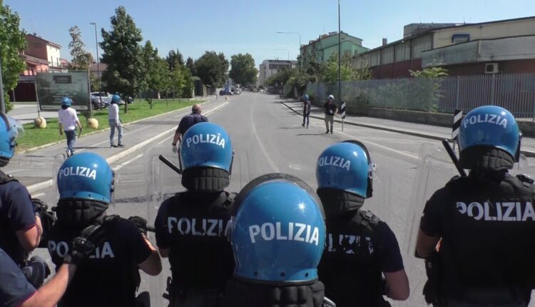 Cremona, 4 ultras del Parma fermati con mazze, petardi e bomba carta,  DASPO.