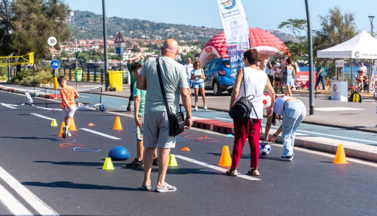 Tante famiglie con bambini e ragazzi hanno vissuto il lungomare di Catania chiuso al traffico in occasione della ripresa del Lungomare Fest, dopo la pausa estiva. L'appuntamento, promosso dall'Amministrazione comunale, ha ospitato la quinta edizione dello SportCity Day, evento nazionale organizzato dalla Fondazione Sportcity che si è svolto in contemporanea in 150 città italiane. Numerosi ciclisti e pedoni hanno potuto percorrere il litorale cittadino in sicurezza, senza le auto. Piazza Franco Battiato è stata il centro delle attività, con tanti giovani atleti impegnati in diverse discipline: badminton, percorsi motori, basket, yoga, hockey, bocce, tamburelli, calcio e molto altro. Un ricco programma reso possibile grazie al contributo del CONI, dello CSain e di numerose associazioni sportive dilettantistiche del territorio. Soddisfazione è stata espressa da Giuseppe Leanza, referente regionale della Fondazione Sportcity, per la buona partecipazione registrata a Catania e per l'adesione complessiva nell'isola, che con ventidue città coinvolte si è confermata la prima regione italiana per presenze. Leanza ha voluto rivolgere un ringraziamento all’Amministrazione Comunale di Catania, ai sindaci e agli assessori delle città siciliane che hanno sostenuto l’iniziativa, nonché al presidente regionale del CONI Enzo Falzone con i suoi collaboratori, sottolineando la collaborazione delle tante associazioni che hanno reso possibile l’evento.