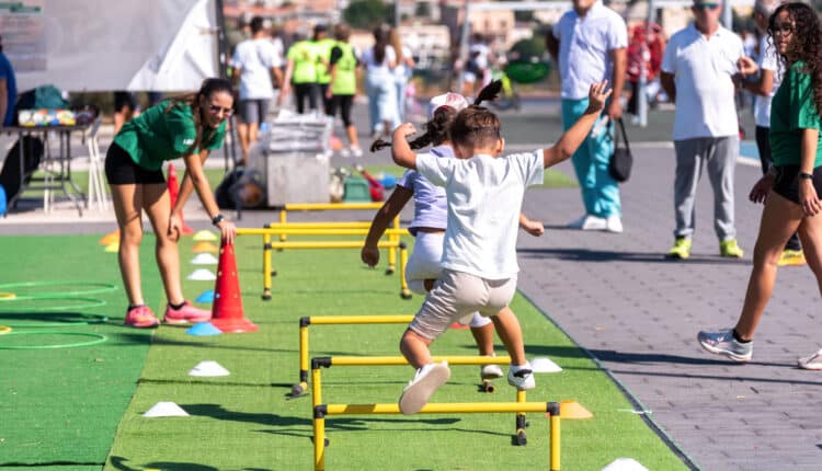 Tante famiglie con bambini e ragazzi hanno vissuto il lungomare di Catania chiuso al traffico in occasione della ripresa del Lungomare Fest, dopo la pausa estiva. L'appuntamento, promosso dall'Amministrazione comunale, ha ospitato la quinta edizione dello SportCity Day, evento nazionale organizzato dalla Fondazione Sportcity che si è svolto in contemporanea in 150 città italiane. Numerosi ciclisti e pedoni hanno potuto percorrere il litorale cittadino in sicurezza, senza le auto. Piazza Franco Battiato è stata il centro delle attività, con tanti giovani atleti impegnati in diverse discipline: badminton, percorsi motori, basket, yoga, hockey, bocce, tamburelli, calcio e molto altro. Un ricco programma reso possibile grazie al contributo del CONI, dello CSain e di numerose associazioni sportive dilettantistiche del territorio. Soddisfazione è stata espressa da Giuseppe Leanza, referente regionale della Fondazione Sportcity, per la buona partecipazione registrata a Catania e per l'adesione complessiva nell'isola, che con ventidue città coinvolte si è confermata la prima regione italiana per presenze. Leanza ha voluto rivolgere un ringraziamento all’Amministrazione Comunale di Catania, ai sindaci e agli assessori delle città siciliane che hanno sostenuto l’iniziativa, nonché al presidente regionale del CONI Enzo Falzone con i suoi collaboratori, sottolineando la collaborazione delle tante associazioni che hanno reso possibile l’evento.