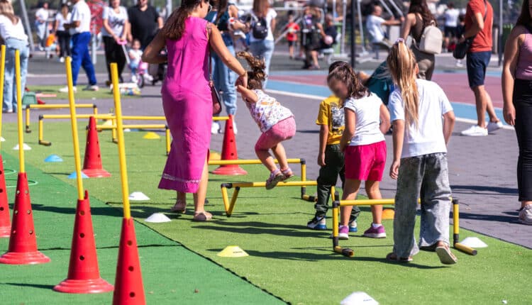 Tante famiglie con bambini e ragazzi hanno vissuto il lungomare di Catania chiuso al traffico in occasione della ripresa del Lungomare Fest, dopo la pausa estiva. L'appuntamento, promosso dall'Amministrazione comunale, ha ospitato la quinta edizione dello SportCity Day, evento nazionale organizzato dalla Fondazione Sportcity che si è svolto in contemporanea in 150 città italiane. Numerosi ciclisti e pedoni hanno potuto percorrere il litorale cittadino in sicurezza, senza le auto. Piazza Franco Battiato è stata il centro delle attività, con tanti giovani atleti impegnati in diverse discipline: badminton, percorsi motori, basket, yoga, hockey, bocce, tamburelli, calcio e molto altro. Un ricco programma reso possibile grazie al contributo del CONI, dello CSain e di numerose associazioni sportive dilettantistiche del territorio. Soddisfazione è stata espressa da Giuseppe Leanza, referente regionale della Fondazione Sportcity, per la buona partecipazione registrata a Catania e per l'adesione complessiva nell'isola, che con ventidue città coinvolte si è confermata la prima regione italiana per presenze. Leanza ha voluto rivolgere un ringraziamento all’Amministrazione Comunale di Catania, ai sindaci e agli assessori delle città siciliane che hanno sostenuto l’iniziativa, nonché al presidente regionale del CONI Enzo Falzone con i suoi collaboratori, sottolineando la collaborazione delle tante associazioni che hanno reso possibile l’evento.