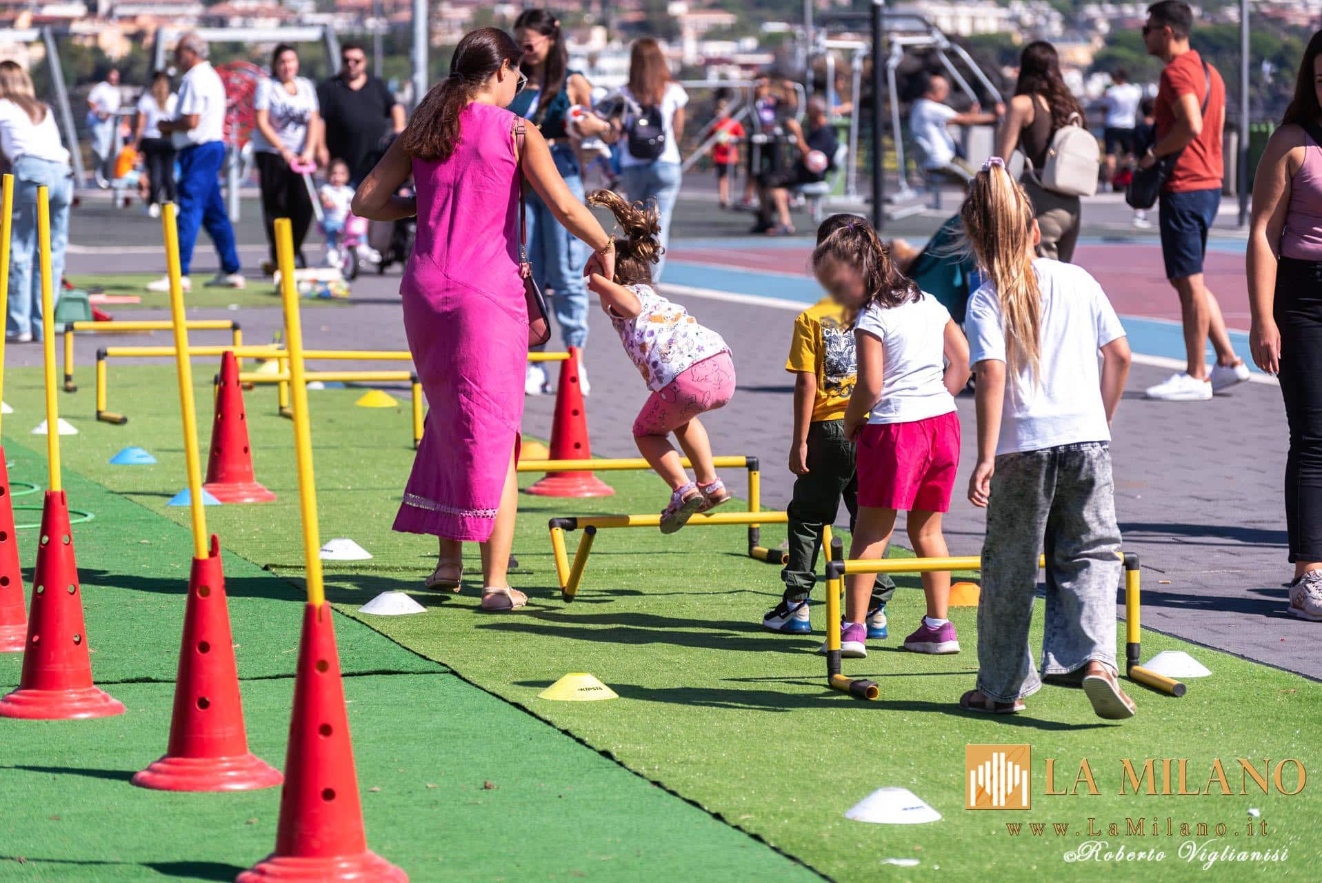 Tante famiglie con bambini e ragazzi hanno vissuto il lungomare di Catania chiuso al traffico in occasione della ripresa del Lungomare Fest, dopo la pausa estiva. L'appuntamento, promosso dall'Amministrazione comunale, ha ospitato la quinta edizione dello SportCity Day, evento nazionale organizzato dalla Fondazione Sportcity che si è svolto in contemporanea in 150 città italiane. Numerosi ciclisti e pedoni hanno potuto percorrere il litorale cittadino in sicurezza, senza le auto. Piazza Franco Battiato è stata il centro delle attività, con tanti giovani atleti impegnati in diverse discipline: badminton, percorsi motori, basket, yoga, hockey, bocce, tamburelli, calcio e molto altro. Un ricco programma reso possibile grazie al contributo del CONI, dello CSain e di numerose associazioni sportive dilettantistiche del territorio. Soddisfazione è stata espressa da Giuseppe Leanza, referente regionale della Fondazione Sportcity, per la buona partecipazione registrata a Catania e per l'adesione complessiva nell'isola, che con ventidue città coinvolte si è confermata la prima regione italiana per presenze. Leanza ha voluto rivolgere un ringraziamento all’Amministrazione Comunale di Catania, ai sindaci e agli assessori delle città siciliane che hanno sostenuto l’iniziativa, nonché al presidente regionale del CONI Enzo Falzone con i suoi collaboratori, sottolineando la collaborazione delle tante associazioni che hanno reso possibile l’evento.