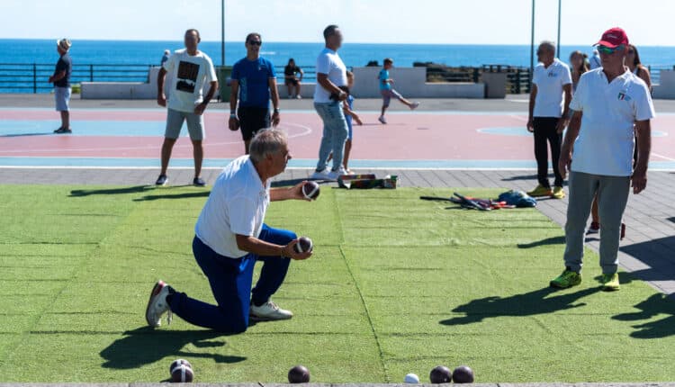 Tante famiglie con bambini e ragazzi hanno vissuto il lungomare di Catania chiuso al traffico in occasione della ripresa del Lungomare Fest, dopo la pausa estiva. L'appuntamento, promosso dall'Amministrazione comunale, ha ospitato la quinta edizione dello SportCity Day, evento nazionale organizzato dalla Fondazione Sportcity che si è svolto in contemporanea in 150 città italiane. Numerosi ciclisti e pedoni hanno potuto percorrere il litorale cittadino in sicurezza, senza le auto. Piazza Franco Battiato è stata il centro delle attività, con tanti giovani atleti impegnati in diverse discipline: badminton, percorsi motori, basket, yoga, hockey, bocce, tamburelli, calcio e molto altro. Un ricco programma reso possibile grazie al contributo del CONI, dello CSain e di numerose associazioni sportive dilettantistiche del territorio. Soddisfazione è stata espressa da Giuseppe Leanza, referente regionale della Fondazione Sportcity, per la buona partecipazione registrata a Catania e per l'adesione complessiva nell'isola, che con ventidue città coinvolte si è confermata la prima regione italiana per presenze. Leanza ha voluto rivolgere un ringraziamento all’Amministrazione Comunale di Catania, ai sindaci e agli assessori delle città siciliane che hanno sostenuto l’iniziativa, nonché al presidente regionale del CONI Enzo Falzone con i suoi collaboratori, sottolineando la collaborazione delle tante associazioni che hanno reso possibile l’evento.