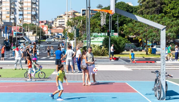 Tante famiglie con bambini e ragazzi hanno vissuto il lungomare di Catania chiuso al traffico in occasione della ripresa del Lungomare Fest, dopo la pausa estiva. L'appuntamento, promosso dall'Amministrazione comunale, ha ospitato la quinta edizione dello SportCity Day, evento nazionale organizzato dalla Fondazione Sportcity che si è svolto in contemporanea in 150 città italiane. Numerosi ciclisti e pedoni hanno potuto percorrere il litorale cittadino in sicurezza, senza le auto. Piazza Franco Battiato è stata il centro delle attività, con tanti giovani atleti impegnati in diverse discipline: badminton, percorsi motori, basket, yoga, hockey, bocce, tamburelli, calcio e molto altro. Un ricco programma reso possibile grazie al contributo del CONI, dello CSain e di numerose associazioni sportive dilettantistiche del territorio. Soddisfazione è stata espressa da Giuseppe Leanza, referente regionale della Fondazione Sportcity, per la buona partecipazione registrata a Catania e per l'adesione complessiva nell'isola, che con ventidue città coinvolte si è confermata la prima regione italiana per presenze. Leanza ha voluto rivolgere un ringraziamento all’Amministrazione Comunale di Catania, ai sindaci e agli assessori delle città siciliane che hanno sostenuto l’iniziativa, nonché al presidente regionale del CONI Enzo Falzone con i suoi collaboratori, sottolineando la collaborazione delle tante associazioni che hanno reso possibile l’evento.