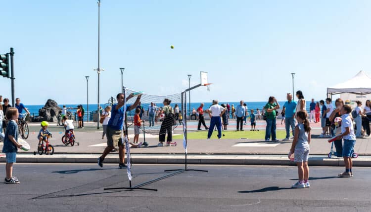 Tante famiglie con bambini e ragazzi hanno vissuto il lungomare di Catania chiuso al traffico in occasione della ripresa del Lungomare Fest, dopo la pausa estiva. L'appuntamento, promosso dall'Amministrazione comunale, ha ospitato la quinta edizione dello SportCity Day, evento nazionale organizzato dalla Fondazione Sportcity che si è svolto in contemporanea in 150 città italiane. Numerosi ciclisti e pedoni hanno potuto percorrere il litorale cittadino in sicurezza, senza le auto. Piazza Franco Battiato è stata il centro delle attività, con tanti giovani atleti impegnati in diverse discipline: badminton, percorsi motori, basket, yoga, hockey, bocce, tamburelli, calcio e molto altro. Un ricco programma reso possibile grazie al contributo del CONI, dello CSain e di numerose associazioni sportive dilettantistiche del territorio. Soddisfazione è stata espressa da Giuseppe Leanza, referente regionale della Fondazione Sportcity, per la buona partecipazione registrata a Catania e per l'adesione complessiva nell'isola, che con ventidue città coinvolte si è confermata la prima regione italiana per presenze. Leanza ha voluto rivolgere un ringraziamento all’Amministrazione Comunale di Catania, ai sindaci e agli assessori delle città siciliane che hanno sostenuto l’iniziativa, nonché al presidente regionale del CONI Enzo Falzone con i suoi collaboratori, sottolineando la collaborazione delle tante associazioni che hanno reso possibile l’evento.