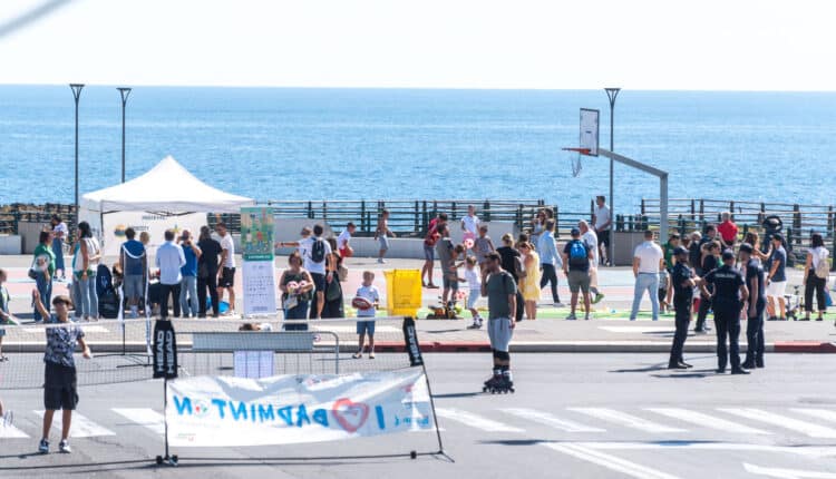 Tante famiglie con bambini e ragazzi hanno vissuto il lungomare di Catania chiuso al traffico in occasione della ripresa del Lungomare Fest, dopo la pausa estiva. L'appuntamento, promosso dall'Amministrazione comunale, ha ospitato la quinta edizione dello SportCity Day, evento nazionale organizzato dalla Fondazione Sportcity che si è svolto in contemporanea in 150 città italiane. Numerosi ciclisti e pedoni hanno potuto percorrere il litorale cittadino in sicurezza, senza le auto. Piazza Franco Battiato è stata il centro delle attività, con tanti giovani atleti impegnati in diverse discipline: badminton, percorsi motori, basket, yoga, hockey, bocce, tamburelli, calcio e molto altro. Un ricco programma reso possibile grazie al contributo del CONI, dello CSain e di numerose associazioni sportive dilettantistiche del territorio. Soddisfazione è stata espressa da Giuseppe Leanza, referente regionale della Fondazione Sportcity, per la buona partecipazione registrata a Catania e per l'adesione complessiva nell'isola, che con ventidue città coinvolte si è confermata la prima regione italiana per presenze. Leanza ha voluto rivolgere un ringraziamento all’Amministrazione Comunale di Catania, ai sindaci e agli assessori delle città siciliane che hanno sostenuto l’iniziativa, nonché al presidente regionale del CONI Enzo Falzone con i suoi collaboratori, sottolineando la collaborazione delle tante associazioni che hanno reso possibile l’evento.