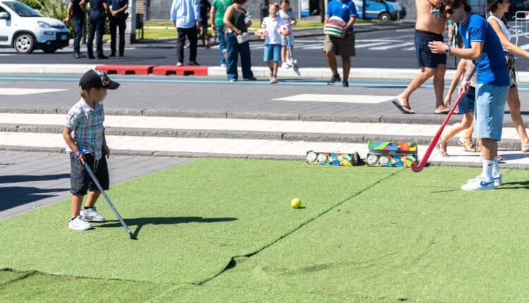 Tante famiglie con bambini e ragazzi hanno vissuto il lungomare di Catania chiuso al traffico in occasione della ripresa del Lungomare Fest, dopo la pausa estiva. L'appuntamento, promosso dall'Amministrazione comunale, ha ospitato la quinta edizione dello SportCity Day, evento nazionale organizzato dalla Fondazione Sportcity che si è svolto in contemporanea in 150 città italiane. Numerosi ciclisti e pedoni hanno potuto percorrere il litorale cittadino in sicurezza, senza le auto. Piazza Franco Battiato è stata il centro delle attività, con tanti giovani atleti impegnati in diverse discipline: badminton, percorsi motori, basket, yoga, hockey, bocce, tamburelli, calcio e molto altro. Un ricco programma reso possibile grazie al contributo del CONI, dello CSain e di numerose associazioni sportive dilettantistiche del territorio. Soddisfazione è stata espressa da Giuseppe Leanza, referente regionale della Fondazione Sportcity, per la buona partecipazione registrata a Catania e per l'adesione complessiva nell'isola, che con ventidue città coinvolte si è confermata la prima regione italiana per presenze. Leanza ha voluto rivolgere un ringraziamento all’Amministrazione Comunale di Catania, ai sindaci e agli assessori delle città siciliane che hanno sostenuto l’iniziativa, nonché al presidente regionale del CONI Enzo Falzone con i suoi collaboratori, sottolineando la collaborazione delle tante associazioni che hanno reso possibile l’evento.