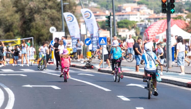 Tante famiglie con bambini e ragazzi hanno vissuto il lungomare di Catania chiuso al traffico in occasione della ripresa del Lungomare Fest, dopo la pausa estiva. L'appuntamento, promosso dall'Amministrazione comunale, ha ospitato la quinta edizione dello SportCity Day, evento nazionale organizzato dalla Fondazione Sportcity che si è svolto in contemporanea in 150 città italiane. Numerosi ciclisti e pedoni hanno potuto percorrere il litorale cittadino in sicurezza, senza le auto. Piazza Franco Battiato è stata il centro delle attività, con tanti giovani atleti impegnati in diverse discipline: badminton, percorsi motori, basket, yoga, hockey, bocce, tamburelli, calcio e molto altro. Un ricco programma reso possibile grazie al contributo del CONI, dello CSain e di numerose associazioni sportive dilettantistiche del territorio. Soddisfazione è stata espressa da Giuseppe Leanza, referente regionale della Fondazione Sportcity, per la buona partecipazione registrata a Catania e per l'adesione complessiva nell'isola, che con ventidue città coinvolte si è confermata la prima regione italiana per presenze. Leanza ha voluto rivolgere un ringraziamento all’Amministrazione Comunale di Catania, ai sindaci e agli assessori delle città siciliane che hanno sostenuto l’iniziativa, nonché al presidente regionale del CONI Enzo Falzone con i suoi collaboratori, sottolineando la collaborazione delle tante associazioni che hanno reso possibile l’evento.