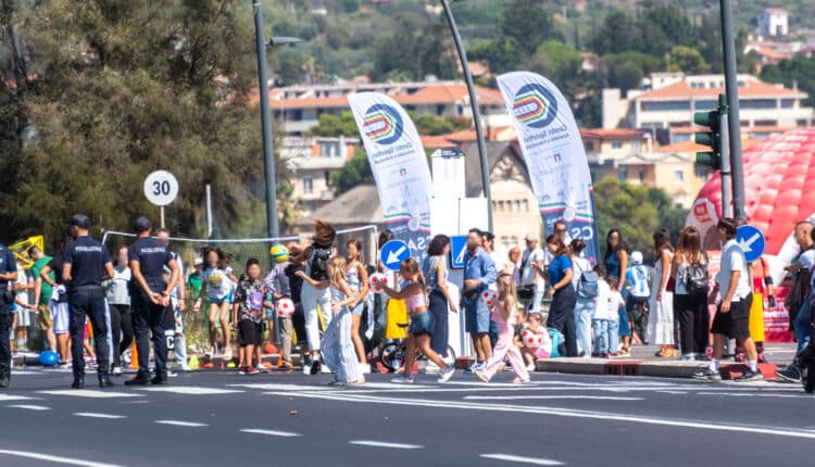 Tante famiglie con bambini e ragazzi hanno vissuto il lungomare di Catania chiuso al traffico in occasione della ripresa del Lungomare Fest, dopo la pausa estiva. L'appuntamento, promosso dall'Amministrazione comunale, ha ospitato la quinta edizione dello SportCity Day, evento nazionale organizzato dalla Fondazione Sportcity che si è svolto in contemporanea in 150 città italiane. Numerosi ciclisti e pedoni hanno potuto percorrere il litorale cittadino in sicurezza, senza le auto. Piazza Franco Battiato è stata il centro delle attività, con tanti giovani atleti impegnati in diverse discipline: badminton, percorsi motori, basket, yoga, hockey, bocce, tamburelli, calcio e molto altro. Un ricco programma reso possibile grazie al contributo del CONI, dello CSain e di numerose associazioni sportive dilettantistiche del territorio. Soddisfazione è stata espressa da Giuseppe Leanza, referente regionale della Fondazione Sportcity, per la buona partecipazione registrata a Catania e per l'adesione complessiva nell'isola, che con ventidue città coinvolte si è confermata la prima regione italiana per presenze. Leanza ha voluto rivolgere un ringraziamento all’Amministrazione Comunale di Catania, ai sindaci e agli assessori delle città siciliane che hanno sostenuto l’iniziativa, nonché al presidente regionale del CONI Enzo Falzone con i suoi collaboratori, sottolineando la collaborazione delle tante associazioni che hanno reso possibile l’evento.