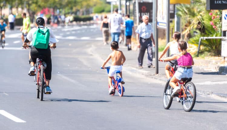 Tante famiglie con bambini e ragazzi hanno vissuto il lungomare di Catania chiuso al traffico in occasione della ripresa del Lungomare Fest, dopo la pausa estiva. L'appuntamento, promosso dall'Amministrazione comunale, ha ospitato la quinta edizione dello SportCity Day, evento nazionale organizzato dalla Fondazione Sportcity che si è svolto in contemporanea in 150 città italiane. Numerosi ciclisti e pedoni hanno potuto percorrere il litorale cittadino in sicurezza, senza le auto. Piazza Franco Battiato è stata il centro delle attività, con tanti giovani atleti impegnati in diverse discipline: badminton, percorsi motori, basket, yoga, hockey, bocce, tamburelli, calcio e molto altro. Un ricco programma reso possibile grazie al contributo del CONI, dello CSain e di numerose associazioni sportive dilettantistiche del territorio. Soddisfazione è stata espressa da Giuseppe Leanza, referente regionale della Fondazione Sportcity, per la buona partecipazione registrata a Catania e per l'adesione complessiva nell'isola, che con ventidue città coinvolte si è confermata la prima regione italiana per presenze. Leanza ha voluto rivolgere un ringraziamento all’Amministrazione Comunale di Catania, ai sindaci e agli assessori delle città siciliane che hanno sostenuto l’iniziativa, nonché al presidente regionale del CONI Enzo Falzone con i suoi collaboratori, sottolineando la collaborazione delle tante associazioni che hanno reso possibile l’evento.
