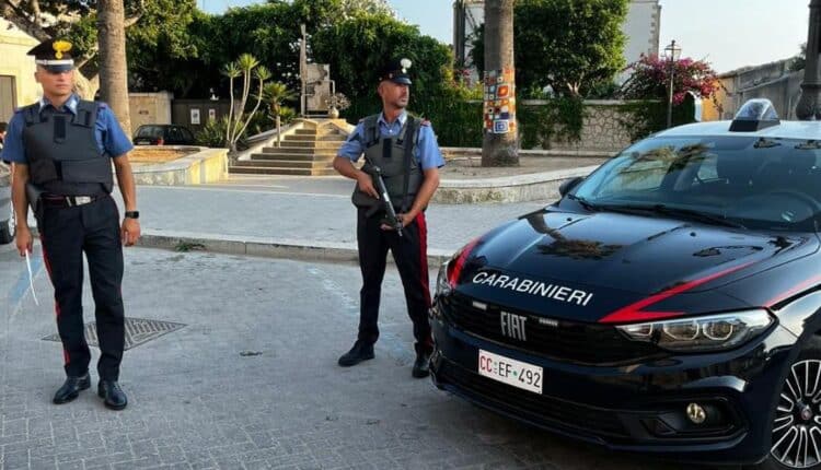 Donnalucata, maltratta la moglie e aggredisce i Carabinieri con un martello: arrestato