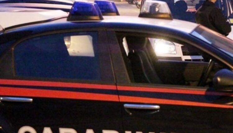 Napoli, anziano legato e rapinato in casa da finti corrieri: bottino da 25mila euro