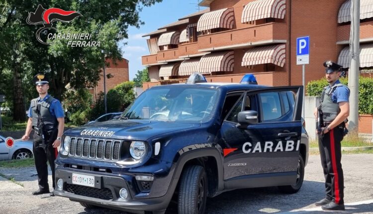 Ferrara, aggredisce il cliente della compagna: denunciato per rapina e aggressione